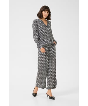 Regular fit,Lange mouwen  Fijne was 30°, niet bleken, niet in de droger drogen, Liggend laten drogen in de schaduw, warm strijken max. 150° C,.  100% Viscose (LENZING™ ECOVERO™)