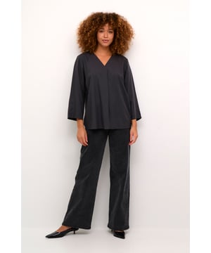 Regular fit,3/4 mouwen  Fijne was 30°, niet bleken, niet in de droger drogen, Druipnat ophangen in de schaduw, warm strijken max. 150° C, Droogreiniging  100% Viscose (LENZING™ ECOVERO™)