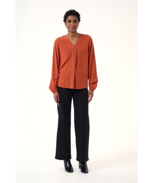 Regular fit,Lange mouwen  Fijne was 30°, niet bleken, niet in de droger drogen, Druipnat ophangen in de schaduw, warm strijken max. 150° C, Droogreiniging  100% Viscose (LENZING™ ECOVERO™)