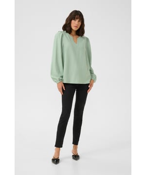 Regular fit,Lange mouwen  Wassen op 30°, niet bleken, niet in de droger drogen, Druipnat ophangen in de schaduw, warm strijken max. 150° C, Droogreiniging  99% Polyester,1% Elastaan