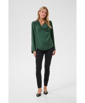 Regular fit,Lange mouwen  Wassen op 30°, niet bleken, niet in de droger drogen, Druipnat ophangen in de schaduw, warm strijken max. 150° C, Droogreiniging  100% Polyester