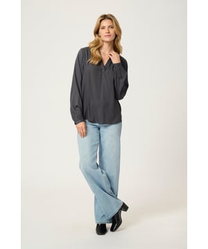 Regular fit,Lange Ärmel  Schonwäsche 30°, Nicht bleichen, Nicht im Trockner trocknen, Tropnass aufhängen im Schatten, Warm bügeln max. 150° C, Professionelle Reinigung.  100% Viskose (LENZING™ ECOVERO™)