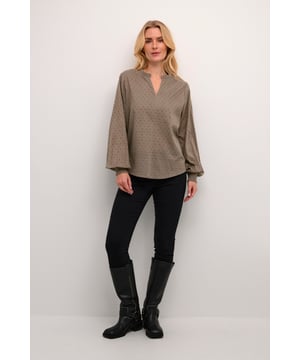 Regular fit,Lange mouwen  Fijne was 30°, niet bleken, niet in de droger drogen, Druipnat ophangen in de schaduw, warm strijken max. 150° C,.  100% Katoen