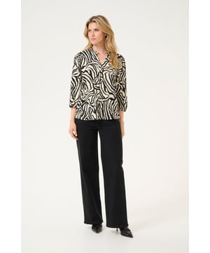 Regular fit,3/4 Ärmel  30° waschbar, Nicht bleichen, Nicht im Trockner trocknen, Tropnass aufhängen im Schatten, Warm bügeln max. 150° C, Trockenreinigung  98% Polyester,2% Elasthan
