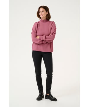 Regular fit,Lange mouwen  Wassen op 30°, niet bleken, niet in de droger drogen, Druipnat ophangen in de schaduw, warm strijken max. 150° C, Droogreiniging  95% Polyester,5% Elastaan