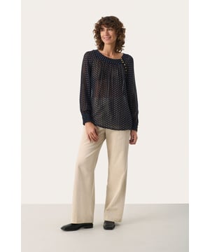 Relaxed fit,Lange mouwen  Fijne was 30°, niet bleken, niet in de droger drogen, Druipnat ophangen in de schaduw, warm strijken max. 150° C,   100% Viscose