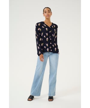 Regular fit,Lange mouwen  Fijne was 30°, niet bleken, niet in de droger drogen, Druipnat ophangen in de schaduw, koud strijken max. 110° C,   100% Viscose (LENZING™ ECOVERO™)