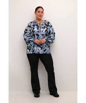 Regular fit,Lange mouwen  Fijne was 30°, niet bleken, niet in de droger drogen, Druipnat ophangen in de schaduw, warm strijken max. 150° C,   80% Viscose,20% Polyamide