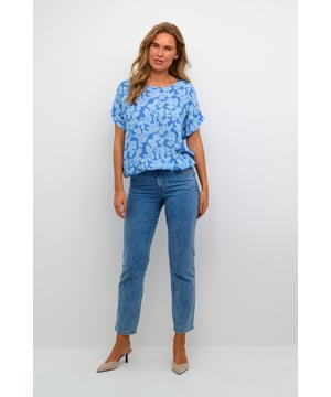 Relaxed fit,Korte mouwen  Fijne was 30°, niet bleken, niet in de droger drogen, Liggend laten drogen in de schaduw, koud strijken max. 110° C, Chemisch laten reinigen.  100% Viscose (LENZING™ ECOVERO™)
