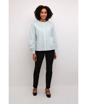 Regular fit,Lange mouwen  Fijne was 30°, niet bleken, niet in de droger drogen, Druipnat ophangen in de schaduw, warm strijken max. 150° C,.  100% Katoen