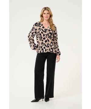 Regular fit,Lange mouwen  Fijne was 30°, niet bleken, niet in de droger drogen, Druipnat ophangen in de schaduw, warm strijken max. 150° C,.  100% Viscose (LENZING™ ECOVERO™)