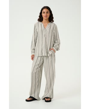 Regular fit,Lange mouwen  Fijne was 30°, niet bleken, niet in de droger drogen, Druipnat ophangen in de schaduw, warm strijken max. 150° C, Droogreiniging  70% Viscose (LivaEco™),30% Linnen