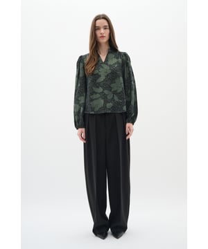 Relaxed fit,Lange mouwen  Fijne was 30°, niet bleken, niet in de droger drogen, koud strijken max. 110° C, Droogreiniging  83% Viscose,17% Polyamide