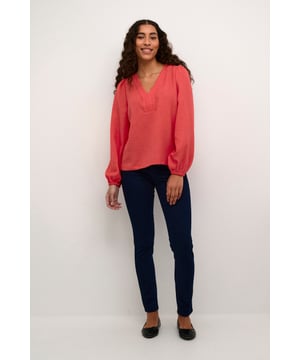 Regular fit,Lange mouwen  Wassen op 30°, niet bleken, niet in de droger drogen, Druipnat ophangen in de schaduw, warm strijken max. 150° C,   100% Polyester