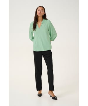 Regular fit,3/4 mouwen  Fijne was 30°, niet bleken, niet in de droger drogen, Druipnat ophangen in de schaduw, warm strijken max. 150° C,.  100% Polyester