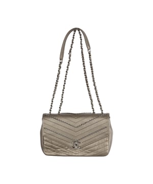 Die Chevron Flap Bag von Chanel aus der Herbst/Winter-Kollektion 2018 besteht aus Kalbsleder in Metallic-Silber, das ihr ein glitzerndes Aussehen und eine faszinierende Textur verleiht. Sie besticht durch verzierte Ketten, die mit Lederriemen verflochten sind, und winzige Paillettennieten, die in der Mitte das Chevron-Muster bilden. Der Schultergurt ist mit der verflochtenen Kette und einem Lederriemen verziert, sodass er sich bequem über der Schulter tragen lässt.
Anmerkungen: Der Aufkleber auf dem Metallverschluss mit CC-Logo ist noch intakt.
Lieferumfang: Staubbeutel, Box, Echtheitszertifikat.
Chanel verzierte Chevron-Kettentasche mit Pailletten
Farbe: Grau
Material: Leder
Zustand: Neu mit Etikett
Größe: Einheitsgröße
Gebrauchsspuren: Keine
Artikelnummer: 261686 / AK166 / AK166
Abmessungen: Länge: 240 mm, Breite: 45 mm, Höhe: 150 mm
