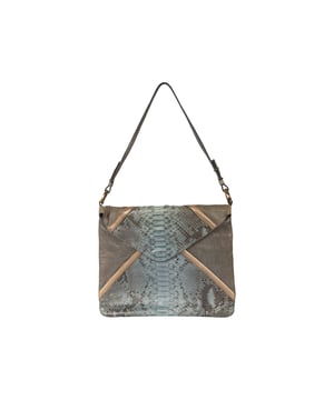 Empfohlener Verkaufspreis
Die Chloe Schlangenleder-Umschlagtasche ist ein Meisterwerk der Textur. Die einzigartige Kombination aus grauem Leder, Schlangenleder und einem bronzefarbenen Band, das die beiden Teile trennt, erzeugt eine symmetrische Illusion. Die Tasche lässt sich mit einem Druckknopf schließen.
Chloe Schlangenleder-Umschlagtasche
Farbe: Grau
Material: Leder | Pythonleder
Zustand: Ausgezeichnet
Größe: Einheitsgröße
Gebrauchsspuren: Keine
Artikelnummer: 236511 / AK18 / AK18
Abmessungen: Länge: 255 mm
