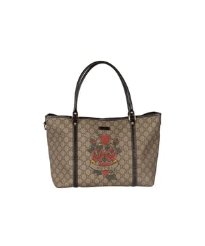 Empfohlener Verkaufspreis
Die Gucci Monogram Canvas Tattoo Heart Tote Bag ist auf den emblematischen Canvas tätowiert und zeigt eine Grafik mit roten Blüten, zwei Herzen und einem kleinen gefalteten Banner mit dem Markennamen, der für das Markenflair sorgt. Anmerkungen: Die Innenseite der Tasche weist Gebrauchsspuren auf.

Gucci Monogram Canvas Tattoo Heart Tote Bag
Farbe: Braun
Material: Canvas
Zustand: sehr gut
Größe: Einheitsgröße
Gebrauchsspuren: Keine
Artikelnummer: 236508 / GA01 / GA01
Abmessungen: Länge: 250 mm