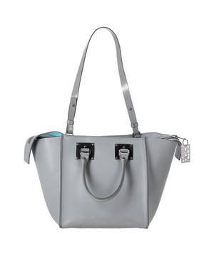 Empfohlener Verkaufspreis
Verleihen Sie Ihrer Accessoire-Kollektion mit der Sophie Hulme Albion Schultertasche aus luxuriösem grauem Leder einen Hauch von raffinierter Eleganz. Diese Tasche ist für ihr zeitloses Design und ihre tadellose Verarbeitung bekannt und verfügt über eine strukturierte Silhouette, die sowohl Eleganz als auch Vielseitigkeit ausstrahlt. Das weiche graue Leder wird durch goldfarbene Beschläge ergänzt, wodurch eine perfekte Balance aus dezentem Luxus entsteht. Mit ihrem geräumigen Innenraum und dem verstellbaren Schultergurt bietet die Albion-Tasche sowohl Funktionalität als auch Stil und ist somit ideal für den täglichen Gebrauch oder besondere Anlässe. Ob in Kombination mit lässigen oder formellen Outfits, diese Tasche wertet jeden Look mit einem eleganten und modernen Finish auf.

Sophie Hulme Albion Schultertasche aus grauem Leder

Zustand: Ausgezeichnet
Gebrauchsspuren: Kein Einzelhandelsetikett, Keine sichtbaren Gebrauchsspuren., 
Verpackung: Keine
Farbe: Grau
Material: Leder | Leder
Größe: Einheitsgröße | Einheitsgröße
Maße: Breite: 200; Höhe: 230; Länge: 400; Griffabstand: 330; Riemenlänge: 620
SKU: TONPUDEBA451857W