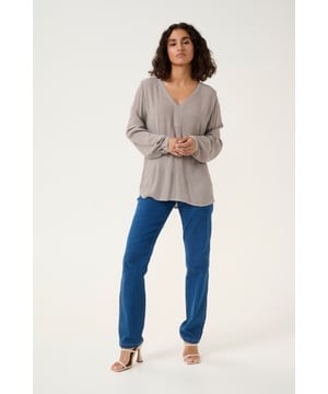 Regular fit,Lange mouwen  Fijne was 30°, niet bleken, niet in de droger drogen, Liggend laten drogen in de schaduw, koud strijken max. 110° C, Chemisch laten reinigen.  100% Viscose (LENZING™ ECOVERO™)