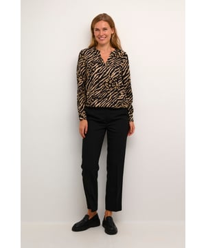 Regular fit,Lange mouwen  Fijne was 30°, niet bleken, niet in de droger drogen, Liggend laten drogen in de schaduw, warm strijken max. 150° C,.  100% Viscose (LENZING™ ECOVERO™)
