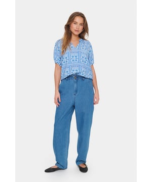 Loose fit,Boven elleboog  Fijne was 30°, niet bleken, niet in de droger drogen, Druipnat ophangen, koud strijken max. 110° C, Niet droog reinigen  80% Viscose (LENZING™ ECOVERO™),20% Polyamide