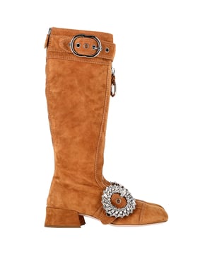 Empfohlener Verkaufspreis
Die Miu Miu Kniestiefel mit Reißverschluss und Verzierung aus braunem Wildleder vereinen Vintage-Charme und modernen Glamour mit aufwendigen Verzierungen und eleganten Reißverschlüssen. Aus edlem Wildleder gefertigt, verleihen diese Statement-Stiefel jedem Outfit Struktur und Persönlichkeit. Kombinieren Sie sie mit einem fließenden Boho-Kleid oder einem strukturierten Minirock, um ihren dramatischen Flair mit müheloser Eleganz zu vereinen.

Miu Miu Kniestiefel mit Reißverschluss und Verzierung aus braunem Wildleder

Zustand: Ausgezeichnet
Gebrauchsspuren: Keine sichtbaren Gebrauchsspuren. Keine Flecken an der Innensohle. Unbenutzt oder einmal getragen, aber wie neu. Sehr leichte Flecken an der Sohle.
Verpackung: Staubbeutel
Farbe: Braun | Ocker
Material: Wildleder | Wildleder
Größe: IT | 38,5
Maße: Absatzhöhe: 40; Innensohlenlänge: 265
Artikelnummer: NAPPUGBSH489772W
