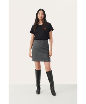 Gerade Passform,Über Knielänge  Schonwäsche 30°, Nicht bleichen, Nicht im Trockner trocknen, Tropnass aufhängen, Kalt bügeln max. 110° C, Nicht trockenreinigen  68% Polyester,29% Viskose,3% Elasthan