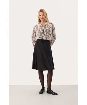 Easy fit,Hohe Taille,Knapp unter dem Knie  Schonwäsche 30°, Nicht bleichen, Nicht im Trockner trocknen, Tropnass aufhängen im Schatten, Kalt bügeln max. 110° C, Trockenreinigung  100% Polyester (Recycelt)