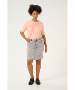 Regular fit,Boven de knie  Wassen op 30°, niet bleken, niet in de droger drogen, Druipnat ophangen in de schaduw, warm strijken max. 150° C,   61% Katoen,28% Polyester,10% Viscose,1% Elastaan