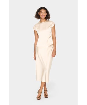 Regular fit,Onder de knie  Fijne was 30°, niet bleken, niet in de droger drogen, Druipnat ophangen in de schaduw, koud strijken max. 110° C, Droogreiniging  97% Polyester,3% Elastaan