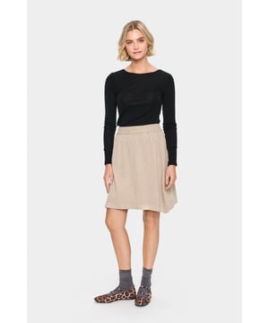 Regular fit,Halfhoge taille,Korte lengte  Fijne was 30°, niet bleken, niet in de droger drogen, Liggend laten drogen., koud strijken max. 110° C, Chemisch laten reinigen.  80% Viscose (LENZING™ ECOVERO™),20% Polyamide