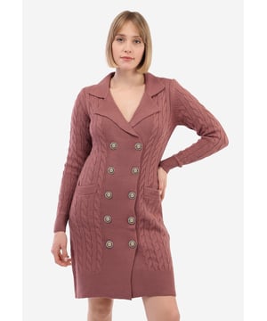 Dieses Damen-Knopfkleid von Felix Hardy bietet eine Mischung aus Eleganz und modernem Stil. Aus Wolle gefertigt, bietet das Kleid ein angenehmes und warmes Tragegefühl. Das Knopfdesign verleiht dem Kleid einen klassischen und zeitlosen Charme, der es einfach macht, es zu tragen und mit verschiedenen Stilen zu kombinieren. Die sorgfältig gestalteten Bündchen und der Saum unterstreichen den schlanken und raffinierten Look des Kleides und fügen einen Hauch von Eleganz hinzu.  In einer Vielzahl von Farben erhältlich, kann dieses vielseitige Kleid mühelos mit anderen Kleidungsstücken kombiniert werden. Es ist sowohl für den Alltag als auch für besondere Anlässe geeignet und passt perfekt zu Jeansjacken oder klassischem Schuhwerk.  Um die Qualität dieses Kleides zu erhalten, wird empfohlen, es von Hand zu waschen oder in einem Wäschesack mit warmem Wasser in der Maschine zu waschen und bei niedriger Temperatur zu bügeln. Trocknen im Wäschetrockner und Bleichen vermeiden.  Das Damen-Knopfkleid von Felix Hardy ist ein Must-have in jeder Damen-Garderobe und bietet ein stilvolles Design, hochwertige Materialien und funktionale Details, was es zur perfekten Wahl für diejenigen macht, die sowohl Komfort als auch Eleganz suchen.