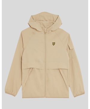 Houd de kleintjes beschermd en stijlvol met de Lyle & Scott Hooded Windbreaker Jacket, een lichtgewicht en praktische keuze voor actieve kinderen. Perfect voor winderige lentedagen, deze jas combineert functionaliteit met tijdloos ontwerp.\n\n- Lichtgewicht Bescherming: Gemaakt van duurzame, windbestendige stof voor comfort tijdens buitenactiviteiten.\n- Functioneel Ontwerp: Voorzien van een volledige rits, ruime zijzakken en een verstelbare capuchon voor extra veelzijdigheid.\n- Kenmerkende Branding: Versierd met de iconische gouden geborduurde adelaar op de borst voor een klassieke uitstraling.\n- Moeiteloze Combinatie: Ideaal om te layering over t-shirts of truien, gecombineerd met joggers of jeans voor een complete look.\n\nDeze hooded windbreaker is een betrouwbare en stijlvolle basis, die kinderen klaar houdt voor elk avontuur deze lente.