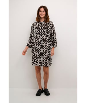 Loose fit,3/4 mouwen  Fijne was 30°, niet bleken, niet in de droger drogen, Liggend laten drogen in de schaduw, koud strijken max. 110° C,.  100% Viscose (LENZING™ ECOVERO™)