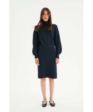 Relaxed fit,Mittlere Taille,Knielänge,Lange Ärmel  Schonwäsche 30°, Nicht bleichen, Nicht im Trockner trocknen, Liegend trocken im Schatten, Kalt bügeln max. 110° C, Trockenreinigung  65% Polyester,35% Viskose