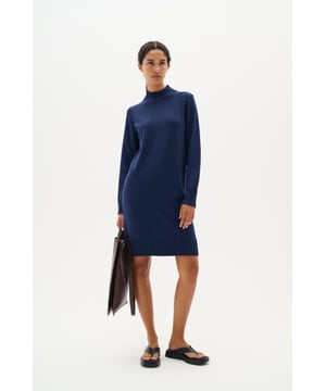 Classic fit,Knie,Lange mouwen  Fijne was 30°, niet bleken, niet in de droger drogen, Liggend laten drogen., koud strijken max. 110° C, Niet droog reinigen  80% Viscose (LENZING™ ECOVERO™),20% Polyamide
