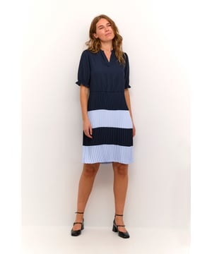 Feminine,Knie,Korte mouwen  Fijne was 30°, niet bleken, niet in de droger drogen, Liggend laten drogen., koud strijken max. 110° C, Droogreiniging  100% Polyester