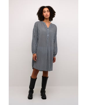 Oversize fit,Knie,Lange mouwen  Fijne was 30°, niet bleken, niet in de droger drogen, Liggend laten drogen in de schaduw, koud strijken max. 110° C, Chemisch laten reinigen.  100% Viscose (LENZING™ ECOVERO™)