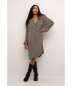 Oversize fit,Knie,Lange mouwen  Fijne was 30°, niet bleken, niet in de droger drogen, Liggend laten drogen in de schaduw, koud strijken max. 110° C,.  100% Viscose (LENZING™ ECOVERO™)