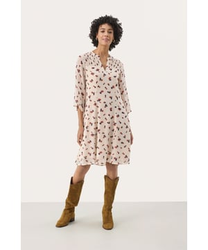 Regular fit,3/4 mouwen  Fijne was 30°, niet bleken, niet in de droger drogen, Druipnat ophangen in de schaduw, warm strijken max. 150° C,   100% Viscose