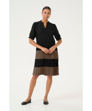Feminine,Knielänge,Kurzarm  Schonwäsche 30°, Nicht bleichen, Nicht im Trockner trocknen, Liegend trocken., Kalt bügeln max. 110° C, Trockenreinigung  100% Polyester