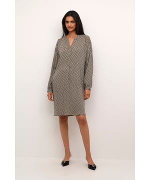 Oversize fit,Knielänge,Lange Ärmel  Schonwäsche 30°, Nicht bleichen, Nicht im Trockner trocknen, Liegend trocken im Schatten, Kalt bügeln max. 110° C, Professionelle Reinigung.  100% Viskose (LENZING™ ECOVERO™)