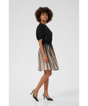 Relaxed fit,Knie,Korte mouwen  Fijne was 30°, niet bleken, niet in de droger drogen, Druipnat ophangen, koud strijken max. 110° C, Niet droog reinigen  100% Viscose