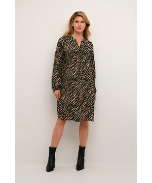 Oversize fit,Knie,Lange mouwen  Fijne was 30°, niet bleken, niet in de droger drogen, Liggend laten drogen in de schaduw, koud strijken max. 110° C,.  100% Viscose (LENZING™ ECOVERO™)