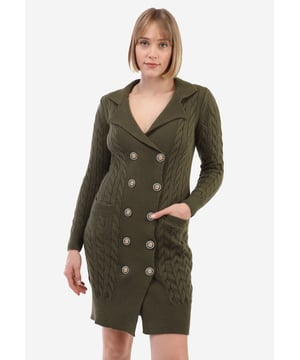 Dieses Damen-Knopfkleid von Felix Hardy bietet eine Mischung aus Eleganz und modernem Stil. Aus Wolle gefertigt, bietet das Kleid ein angenehmes und warmes Tragegefühl. Das Knopfdesign verleiht dem Kleid einen klassischen und zeitlosen Charme, der es einfach macht, es zu tragen und mit verschiedenen Stilen zu kombinieren. Die sorgfältig gestalteten Bündchen und der Saum unterstreichen den schlanken und raffinierten Look des Kleides und fügen einen Hauch von Eleganz hinzu.  In einer Vielzahl von Farben erhältlich, kann dieses vielseitige Kleid mühelos mit anderen Kleidungsstücken kombiniert werden. Es ist sowohl für den Alltag als auch für besondere Anlässe geeignet und passt perfekt zu Jeansjacken oder klassischem Schuhwerk.  Um die Qualität dieses Kleides zu erhalten, wird empfohlen, es von Hand zu waschen oder in einem Wäschesack mit warmem Wasser in der Maschine zu waschen und bei niedriger Temperatur zu bügeln. Trocknen im Wäschetrockner und Bleichen vermeiden.  Das Damen-Knopfkleid von Felix Hardy ist ein Must-have in jeder Damen-Garderobe und bietet ein stilvolles Design, hochwertige Materialien und funktionale Details, was es zur perfekten Wahl für diejenigen macht, die sowohl Komfort als auch Eleganz suchen.