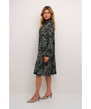 Relaxed fit,Knie,Lange mouwen  Fijne was 30°, niet bleken, niet in de droger drogen, Liggend laten drogen in de schaduw, koud strijken max. 110° C,.  100% Viscose (LENZING™ ECOVERO™)