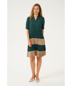 Feminine,Knielänge,Kurzarm  Schonwäsche 30°, Nicht bleichen, Nicht im Trockner trocknen, Liegend trocken., Kalt bügeln max. 110° C, Trockenreinigung  100% Polyester
