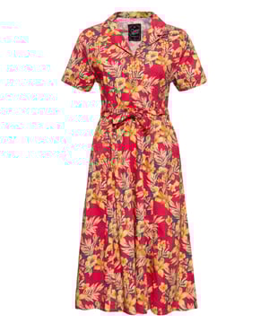Vacation in Hawaii! Mit diesem Blusen-Swing-Kleid mit tropischem All-over-Print im hawaiianischen Stil der 50s gestaltet Queen Kerosin ein perfektes Summerfeeling im Vintage Look. Ein klassischer Reverskragen in Kombination mit einer Zierknopfleiste betonen die Vorzüge der femininen Silhouette. Der Semi Swing Rock in Midi Länge wird gekonnt mit einem abnehmbaren verstellbaren Taillengürtel akzentuiert. Seitliche Eingrifftaschen verschaffen nicht nur Stauraum für die nötigsten Kleinigkeiten wie Sonnenbrille und Co., sondern verleihen einen authentischen Rockabilly Style. Integrierte Label-Stickereien komplettieren raffiniert das hochwertige Design. Die blickdichte angenehme Baumwoll-Viskose Mischung verleiht ein luftiges angenehmes Haut- und Tragegefühl. Klassisch zu Pumps oder Casual zu Sneakern ergatterst du einen traumhaften Blickfang für DEINEN perfekten Sommer!  QUEEN KEROSIN: Rock'n'Roll, Rockabilly, Hot Rod, Tattoos, Biker,... Diese Attribute lassen sich auf den Lifestyle der 50er Jahre genau so gut wie auf die Kultmarke Queen Kerosin beziehen! Mit unseren authentischen Designs lassen wir das damalige Lebensgefühl heute wieder aufleben.DESIGN:Vacation in Hawaii! Mit diesem Blusen-Swing-Kleid mit tropischem All-over-Print im hawaiianischen Stil der 50s gestaltet Queen Kerosin ein perfektes Summerfeeling im Vintage Look. Ein klassischer Reverskragen in Kombination mit einer Zierknopfleiste betonen die Vorzüge der femininen Silhouette. Der Semi Swing Rock in Midi Länge wird gekonnt mit einem abnehmbaren verstellbaren Taillengürtel akzentuiert. Seitliche Eingrifftaschen verschaffen nicht nur Stauraum für die nötigsten Kleinigkeiten wie Sonnenbrille und Co., sondern verleihen einen authentischen Rockabilly Style. Integrierte Label-Stickereien komplettieren raffiniert das hochwertige Design.PASSFORM: In figurbetontem Slim Fit des Oberkörpers, mit entfaltet sich ab der Taille gekonnt ein luftig fließender Semi Swing Rock in Midi Länge.
