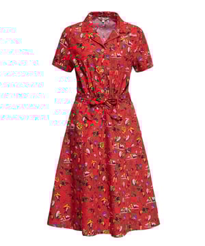 Entdecke das einzigartige Sommerkleid von Queen Kerosin und tauche ein in einen wahren Western-Style! Dieses bezaubernde Kleid vereint den Charme einer Bluse mit einem Swingrock in Midi-Länge und wird dich in den warmen Sommermonaten zum Strahlen bringen.  Hergestellt aus hochwertiger Biobaumwolle bietet dieses Kleid nicht nur einen atemberaubenden Look, sondern auch einen angenehmen Tragekomfort. Das Material fühlt sich sanft auf der Haut an und sorgt für ein luftiges und leichtes Gefühl.  Der All-Over-Print mit Western-Style Motiven verleiht dem Kleid einen unverkennbaren Vintage-Flair und macht es zu einem echten Blickfang. Die farbenfrohen und detailreichen Motive erinnern an die Wild-West-Ära und versprühen einen Hauch von Abenteuerlust.  Praktische Elemente wie die zwei Eingrifftaschen bieten Stauraum für kleine Essentials, während das Bindeband an der Taille deine Silhouette betont und für eine feminine Passform sorgt. Der Reverskragen und die kurzen Ärmel verleihen dem Kleid eine verspielte Note und lassen dich stilvoll und zugleich lässig wirken.  Ob du dich für eine 50s-inspirierte Rockabella oder eine modebewusste Sommerliebhaberin hältst, dieses Kleid ist perfekt für dich. Es verkörpert die Einzigartigkeit und den mutigen Stil von Queen Kerosin und lässt dich strahlen, egal ob du dich auf einem Rock'n'Roll Event, einem Ausflug in die Stadt oder einem entspannten Tag am Strand befindest.  QUEEN KEROSIN: Rock'n'Roll, Rockabilly, Hot Rod, Tattoos, Biker,... Diese Attribute lassen sich auf den Lifestyle der 50er Jahre genau so gut wie auf die Kultmarke Queen Kerosin beziehen! Mit unseren authentischen Designs lassen wir das damalige Lebensgefühl heute wieder aufleben.DESIGN: Mit diesem Blusen-Swing-Kleid mit texanischem Allover-Print im Stil der 50s gestaltet Queen Kerosin ein perfektes Summerfeeling im Vintage Look. Ein klassischer Reverskragen in Kombination mit einer Zierknopfleiste betonen die Vorzüge der femininen Silhouette. Der Semi Swing Rock in Midi Länge wird gekonnt mit einem abnehmbaren verstellbaren Taillengürtel akzentuiert. Seitliche Eingrifftaschen verschaffen nicht nur Stauraum für die nötigsten Kleinigkeiten, sondern sind auch sehr praktisch.PASSFORM: In figurbetontem Slim Fit des Oberkörpers, mit entfaltet sich ab der Taille gekonnt ein luftig fließender Semi Swing Rock in Midi Länge.MATERIAL: Aus nachhaltiger, hautfreundlicher Bio-Baumwolle hergeestellt.KOMBINATIONSMÖGLICHKEITEN: Super authentisch mit Boots oder Pumps!